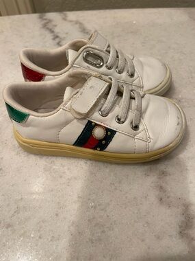 US 7 -7.5 Kids White Leather Sneaker with Decorative Side Detail